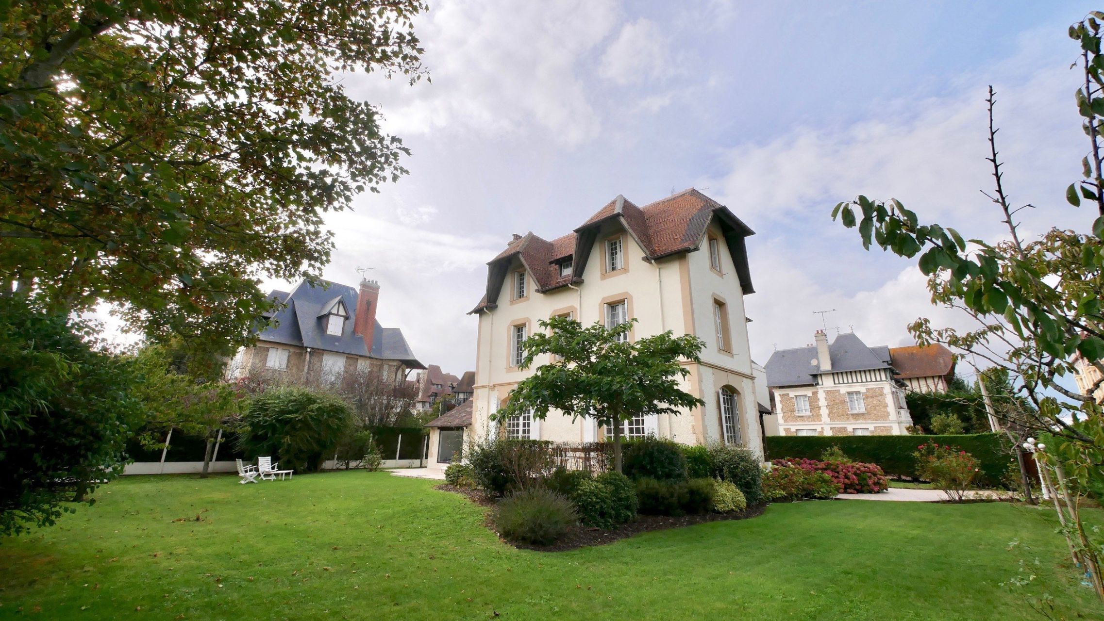 house 9 Rooms for sale on DEAUVILLE (14800)