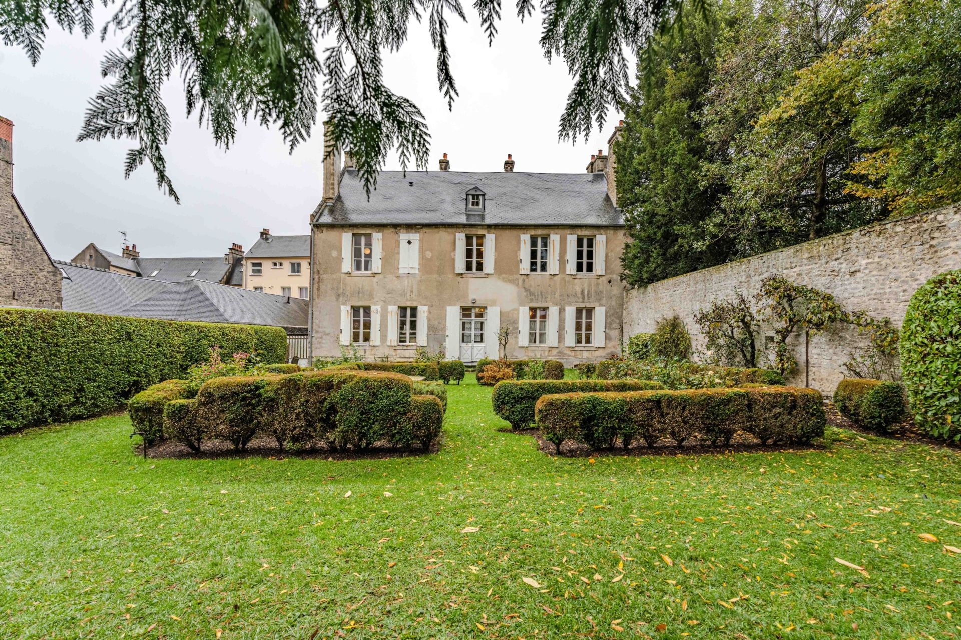 house 8 Rooms for sale on BAYEUX (14400)